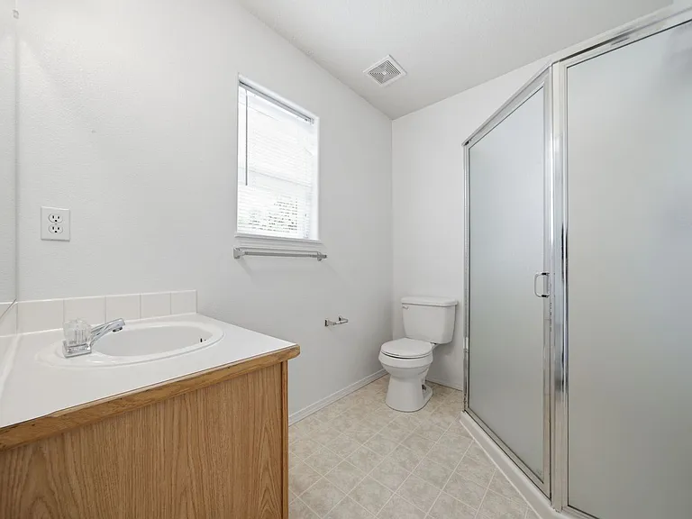 1499 NE Birkshire Ct — Photo 23