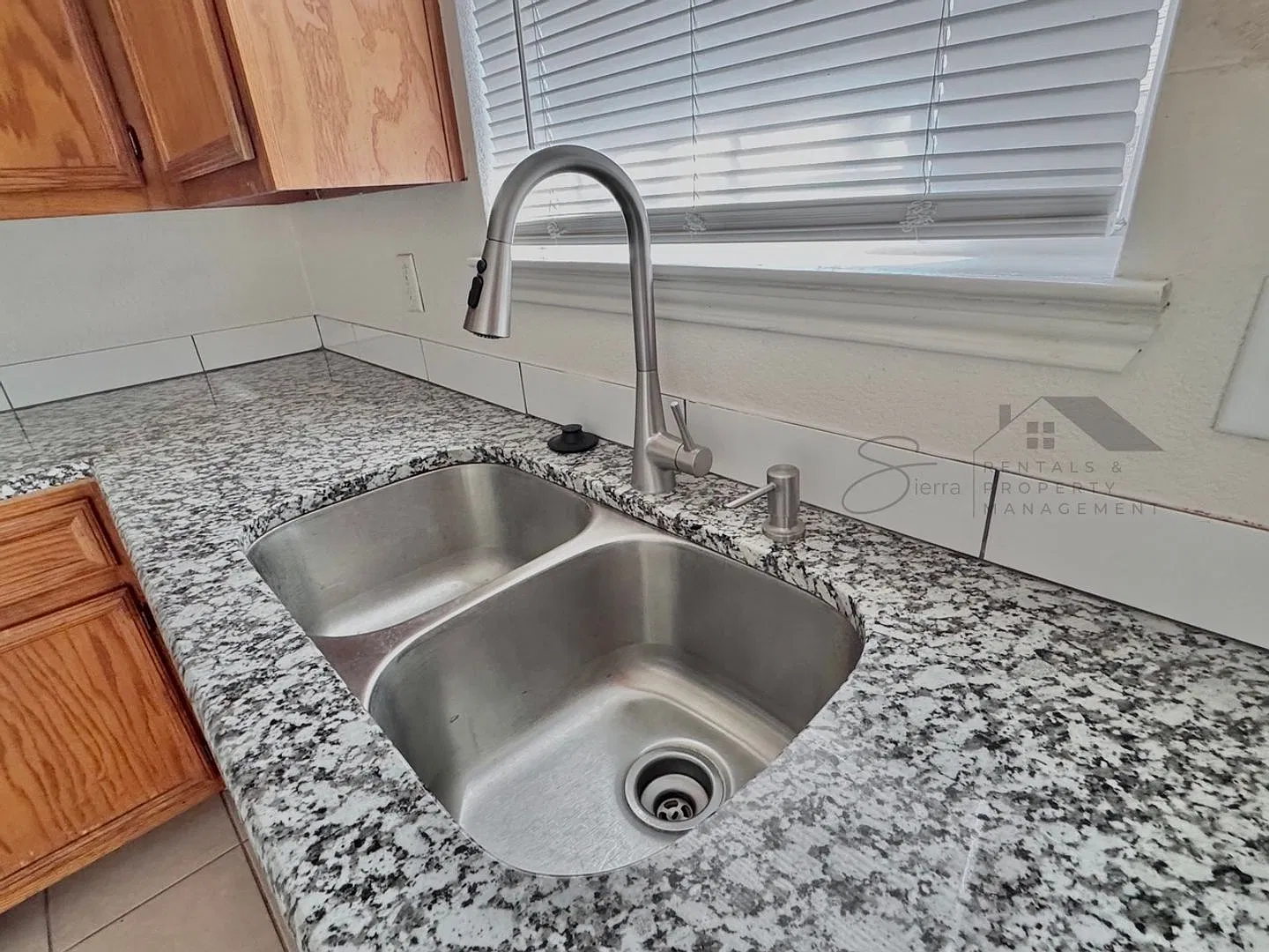 Cute As A Bug! 2 Bedroom, 2 Bathroom, 1 Car Garage Townhome — Photo 3