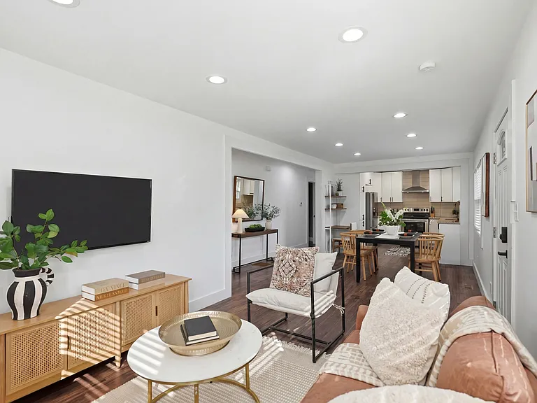 1642 Washington Ave — Photo 8