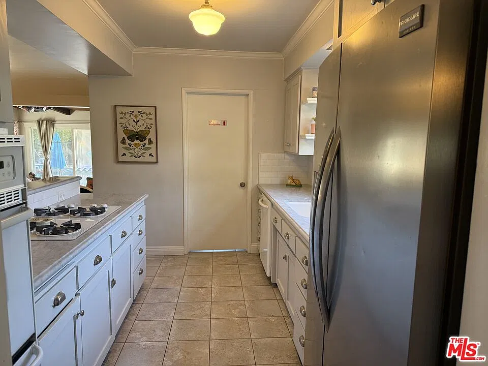 3 bed, 3.0 bath, 1906 sqft, $9,500 — Photo 3
