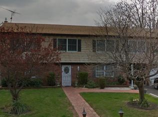 34 Oleeta Rd, Mount Sinai, NY 11766