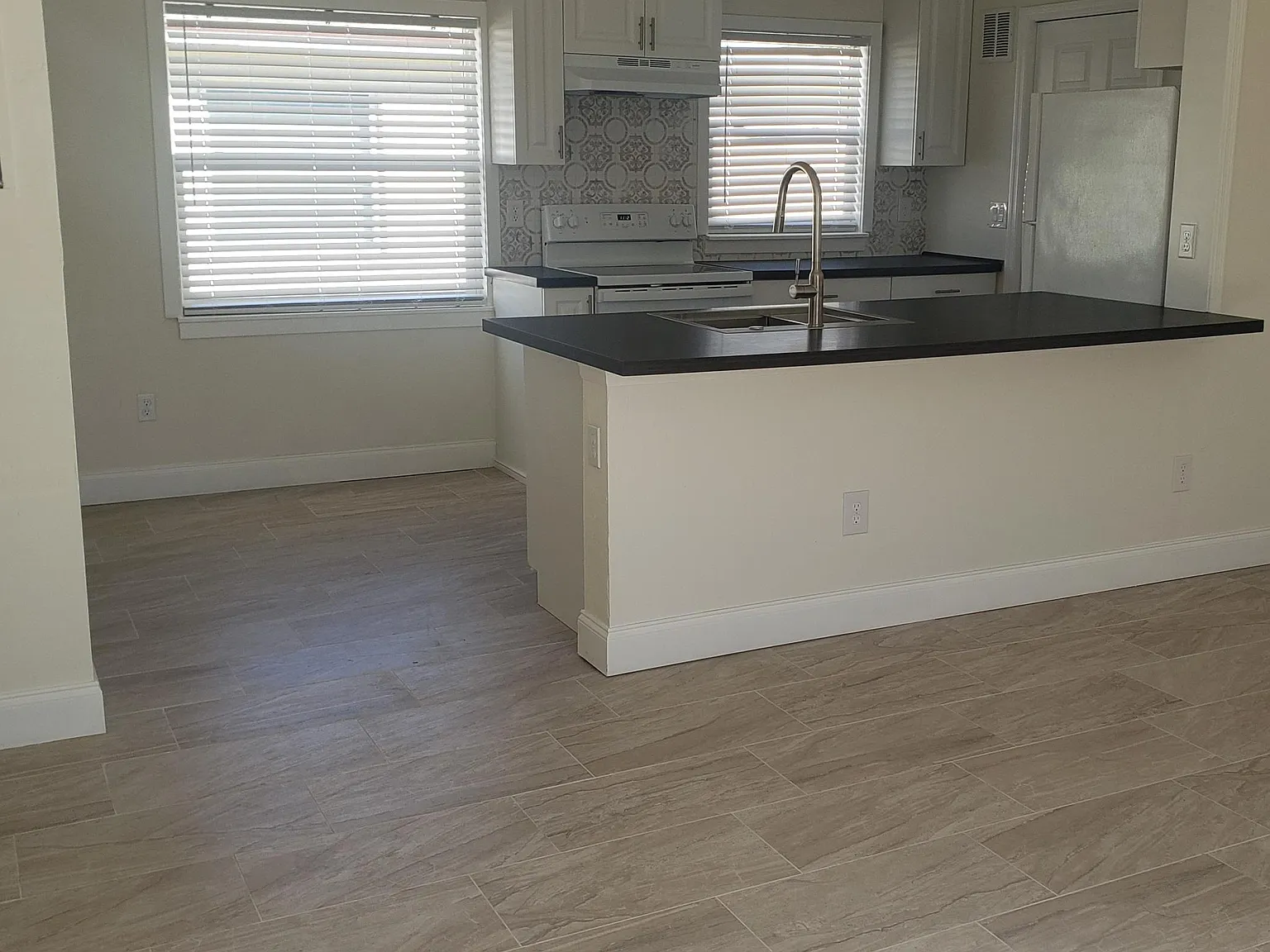 2424 S Lake Ave — Photo 4