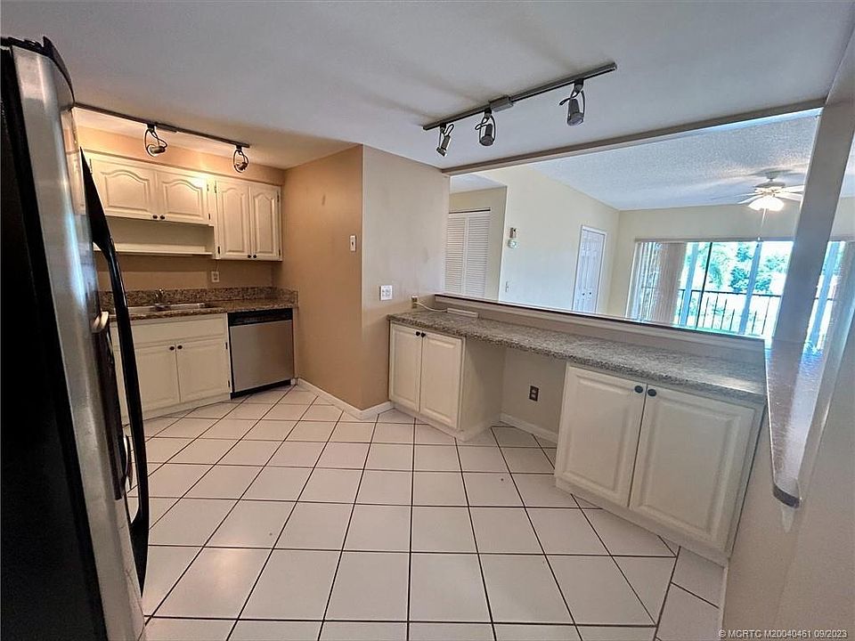 Bonus kitchen area can be used as breakfast bar or workspace.