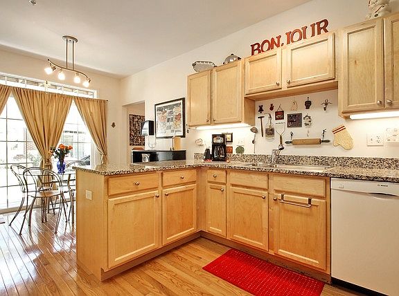 5th image of 7418 Lincoln Ave #B