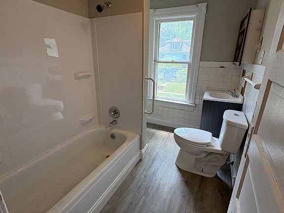 5th image of 225 Lexington Ave