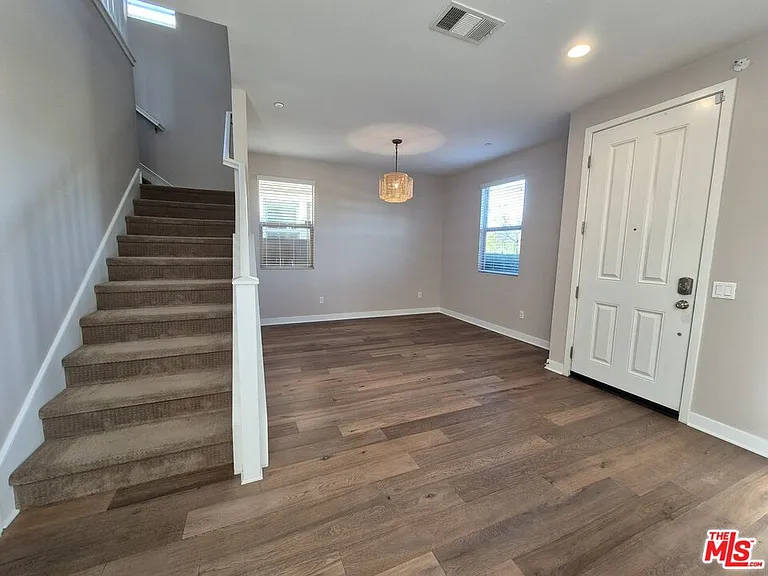 383 Silktree Ave — Photo 4