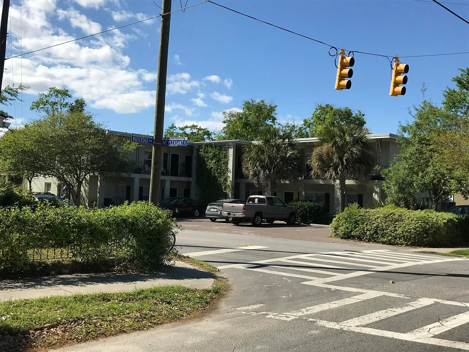 2 bed, 774 sqft, $1,900 — Photo 1