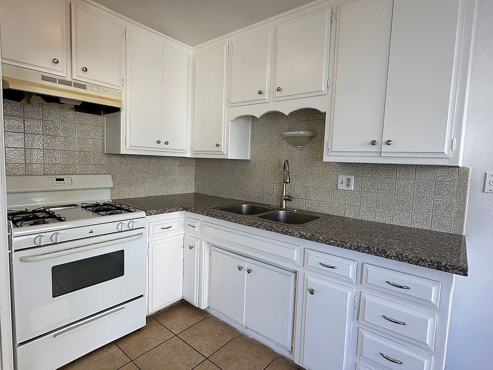 1st image of 1025 E Deodar St #8
