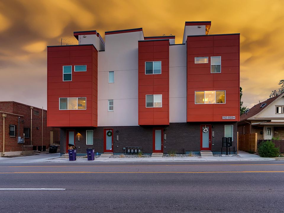 Complex from 38th Avenue - 1922 is located in the rear