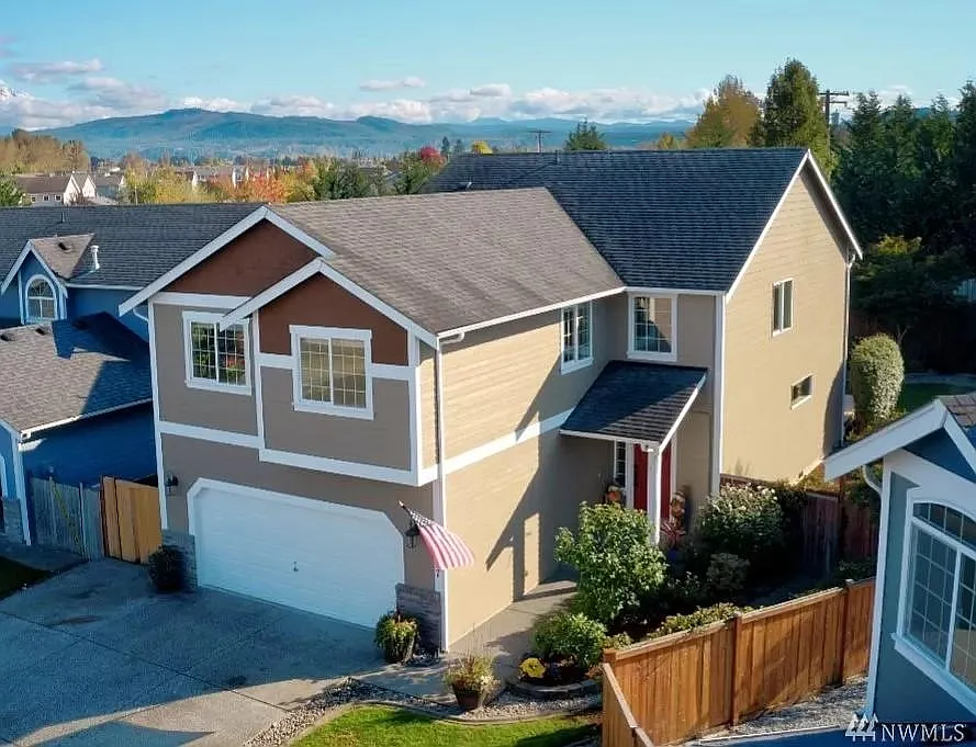 5 bed, 2.5 bath, 2489 sqft, $3,530 — Photo 2