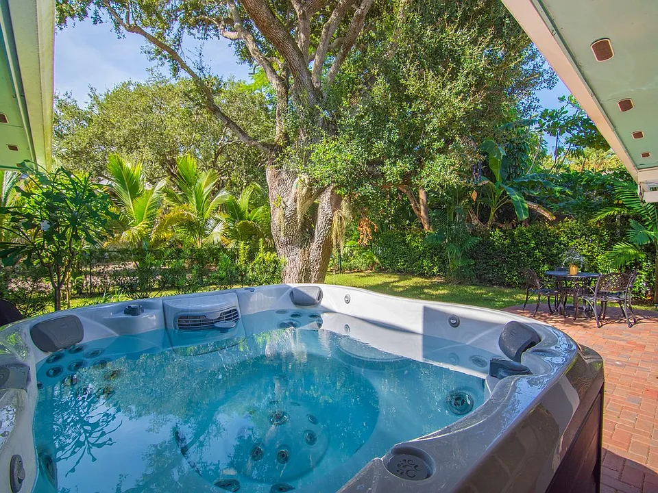 1985 Coco Plum Ln