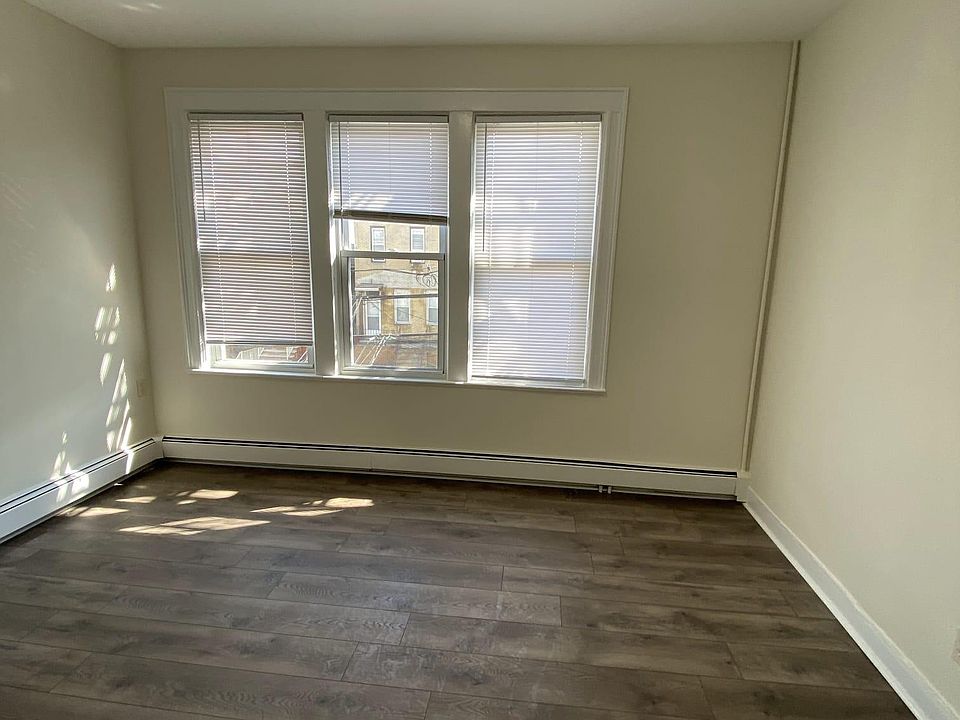 2nd image of 136 W 27th St #5