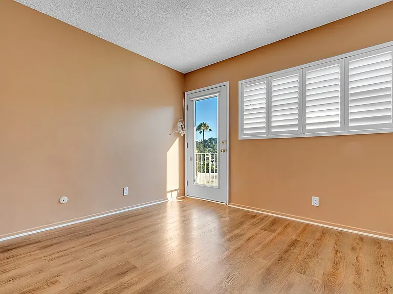 2307 Silver Ridge Ave — Photo 13