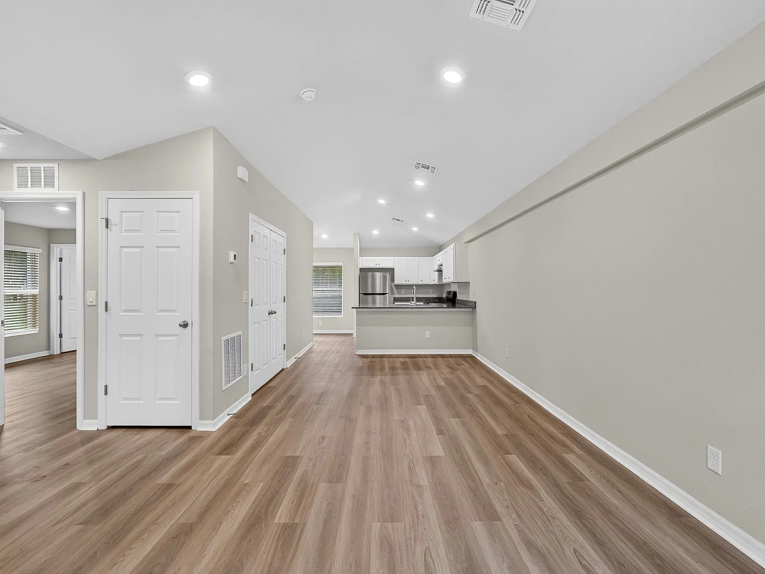 2 bed, 1052 sqft, $1,600 — Photo 2