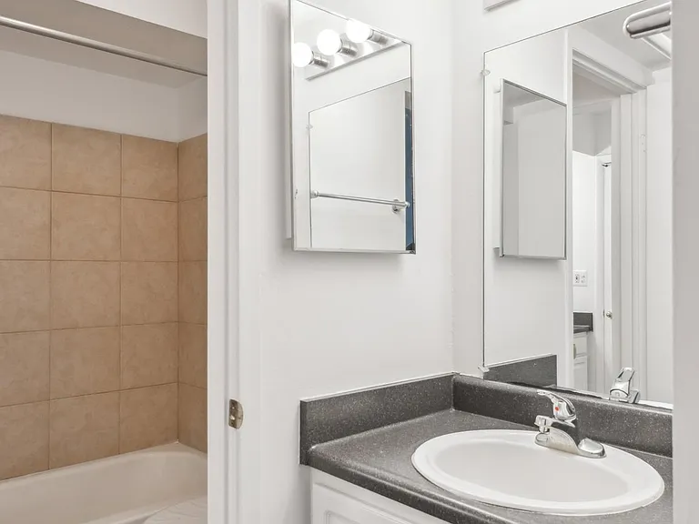 Kimberly Club Apartments — Photo 35