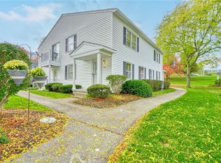 28 Foxcroft Trl, Fairport, NY 14450