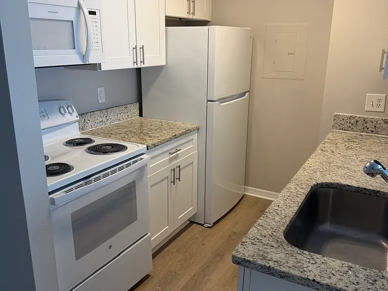 5986 Westgate Dr #202 — Photo 7