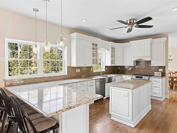 2nd image of 15 Hollow Ln