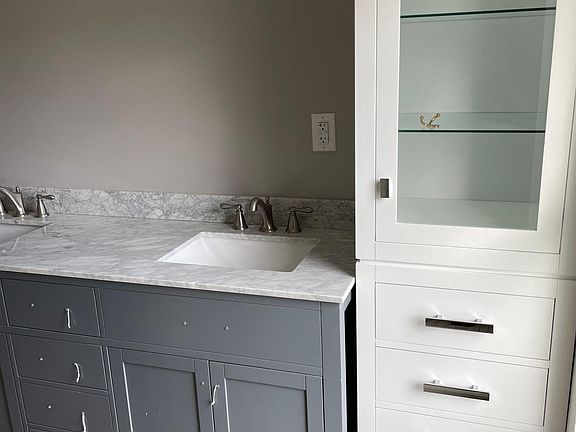 Full bath, newly remodeled