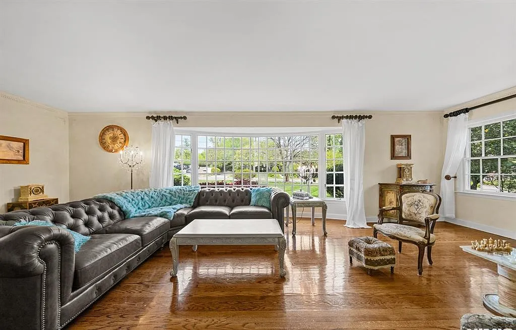 5 bed, 4.5 bath, 4636 sqft, $7,800 — Photo 2