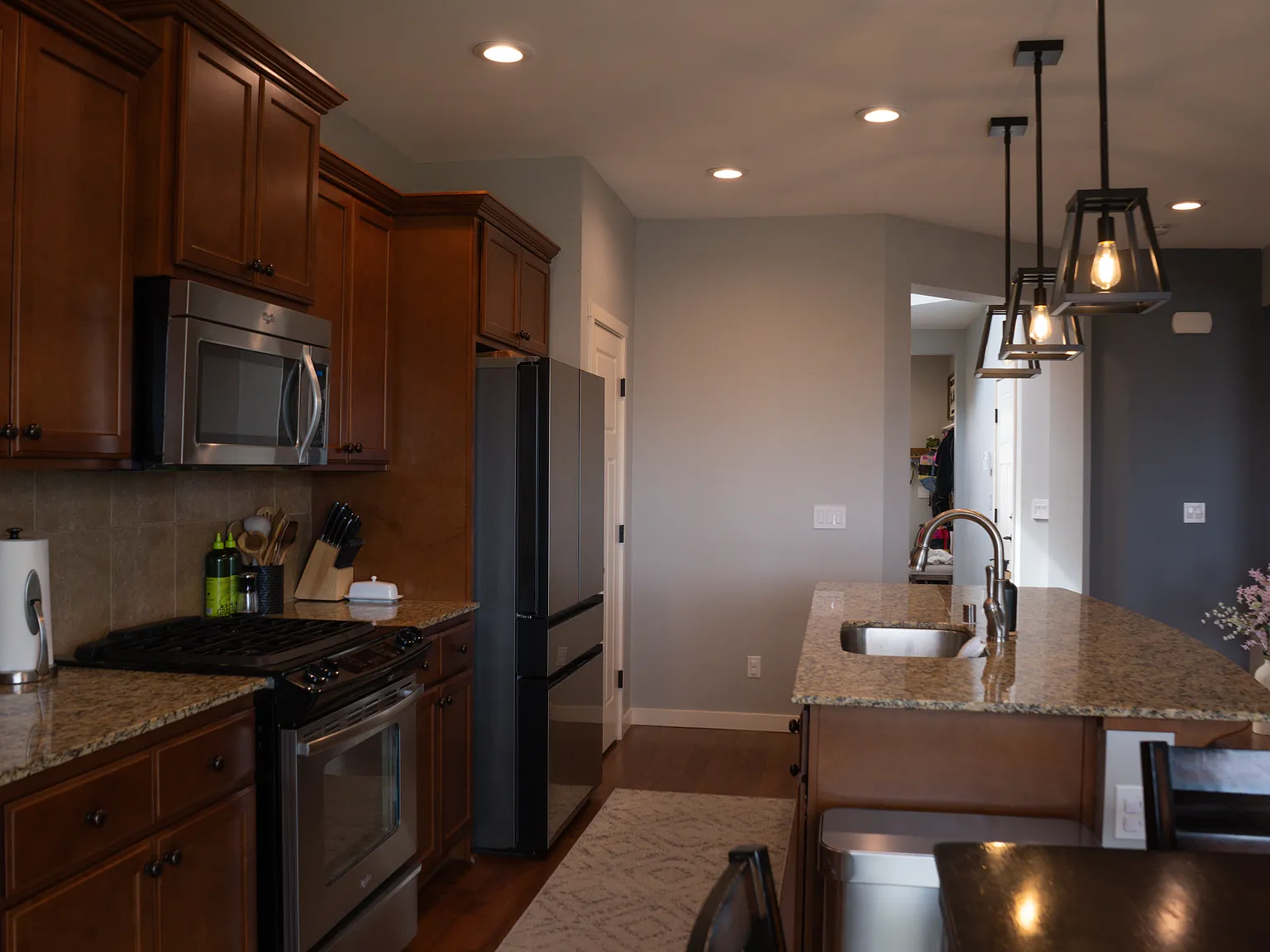 3 bed, 2.5 bath, 2242 sqft, $3,600 — Photo 4