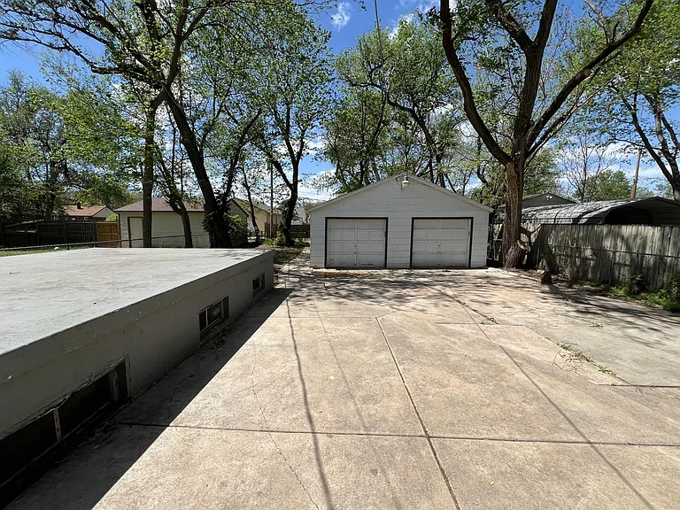 141 S Custer Ave — Photo 17