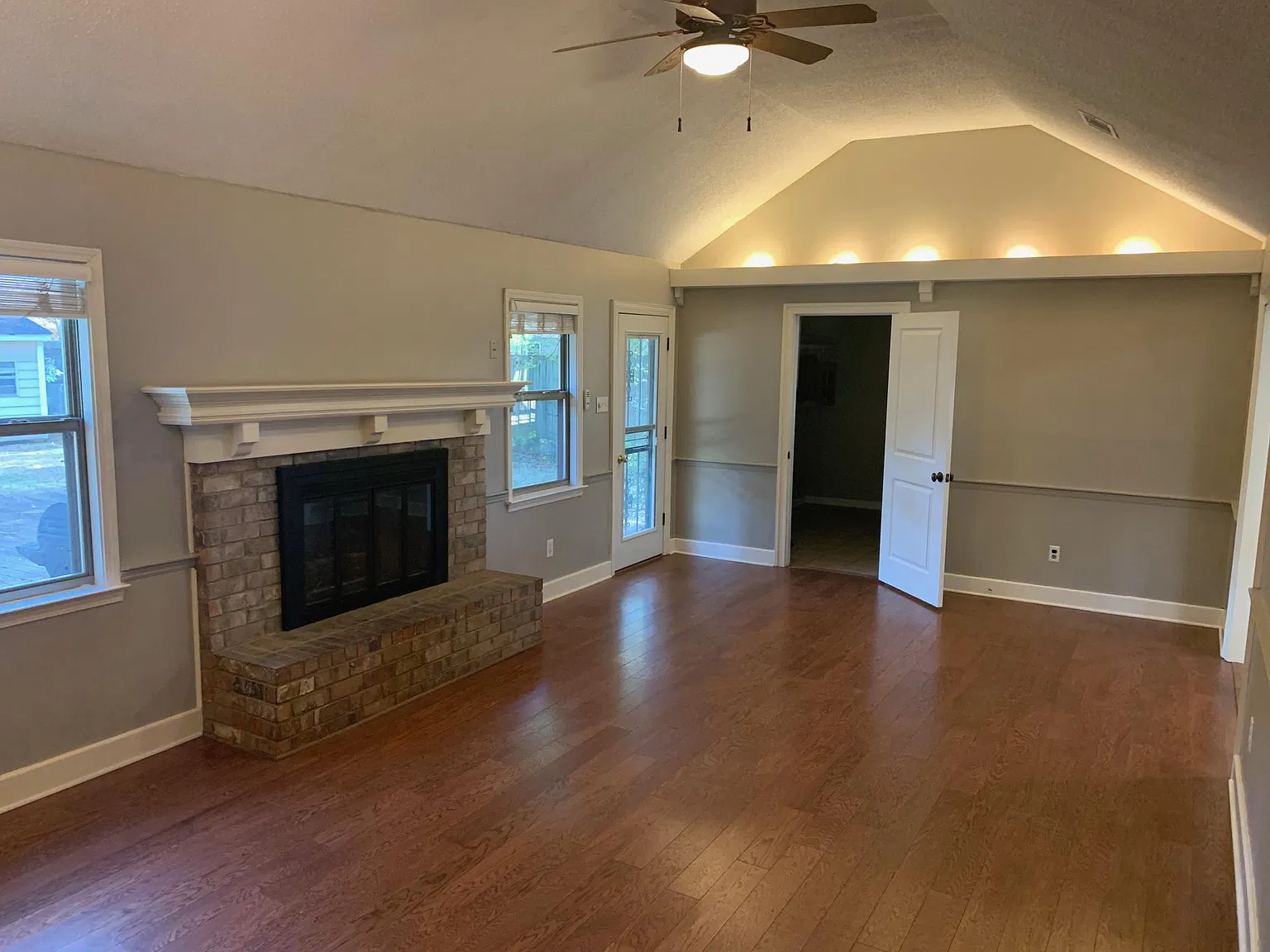 382 Hunters Retreat Dr — Photo 4