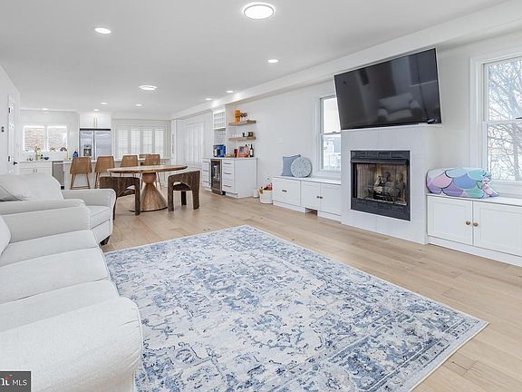5th image of 400 E 3rd Ave #D