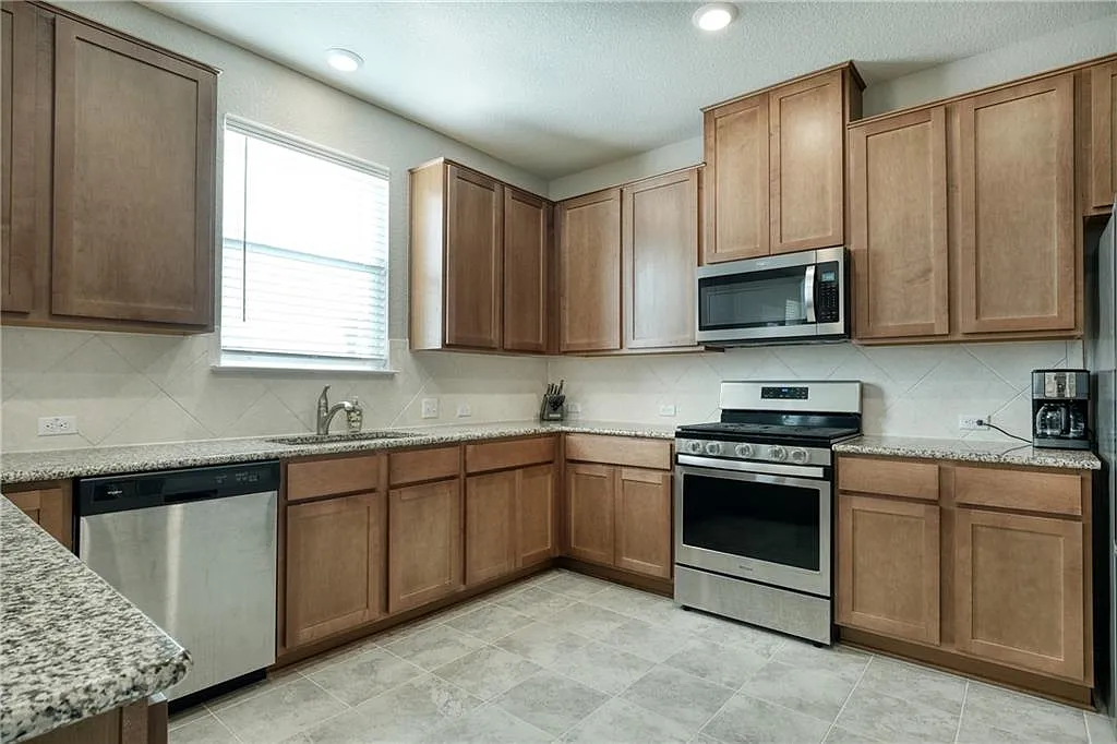 3 bed, 2.5 bath, 2089 sqft, $2,100 — Photo 3