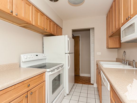 2nd image of 420 W Aldine Ave APT 204
