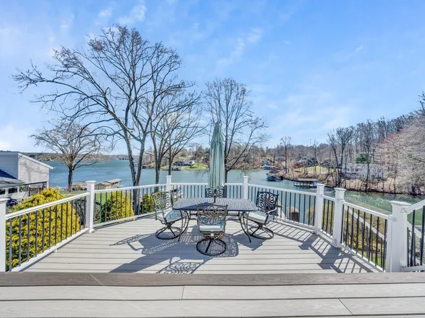 990 Lakemount Dr, Moneta, VA 24121