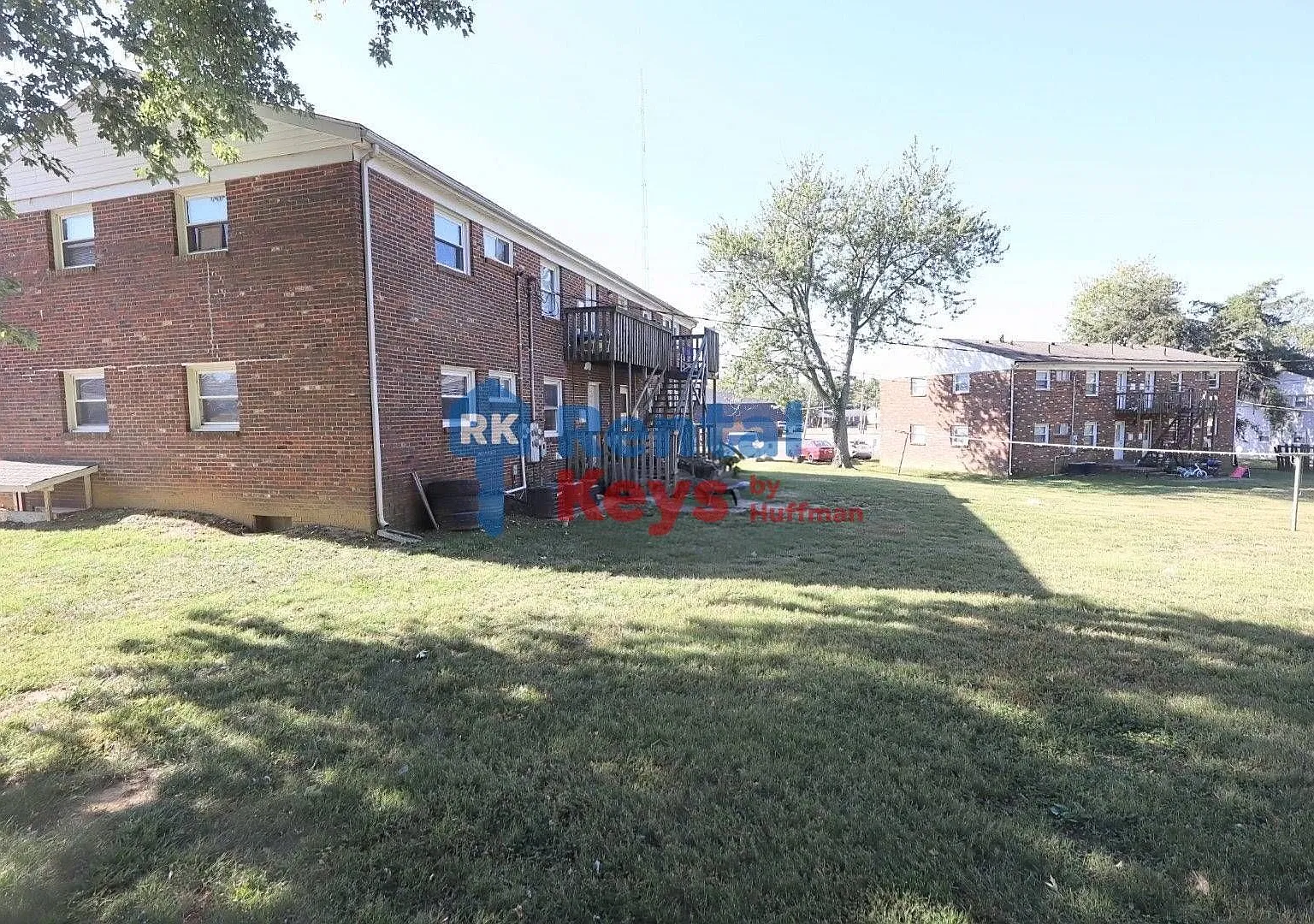 916 Parkview Drive — Photo 2