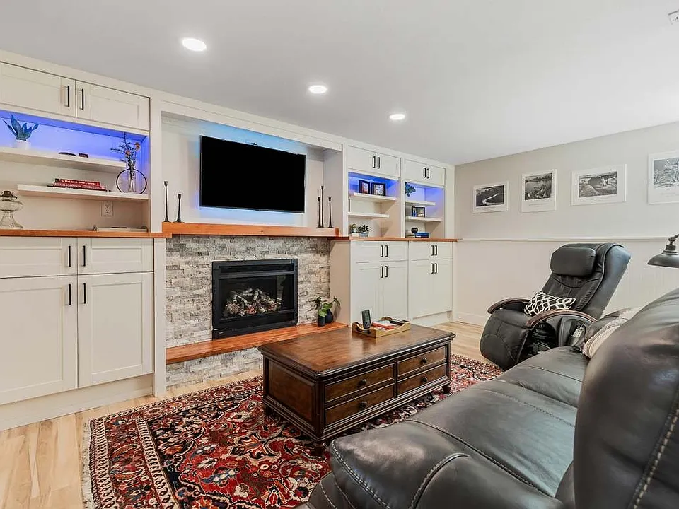 3038 Roxbury Cir