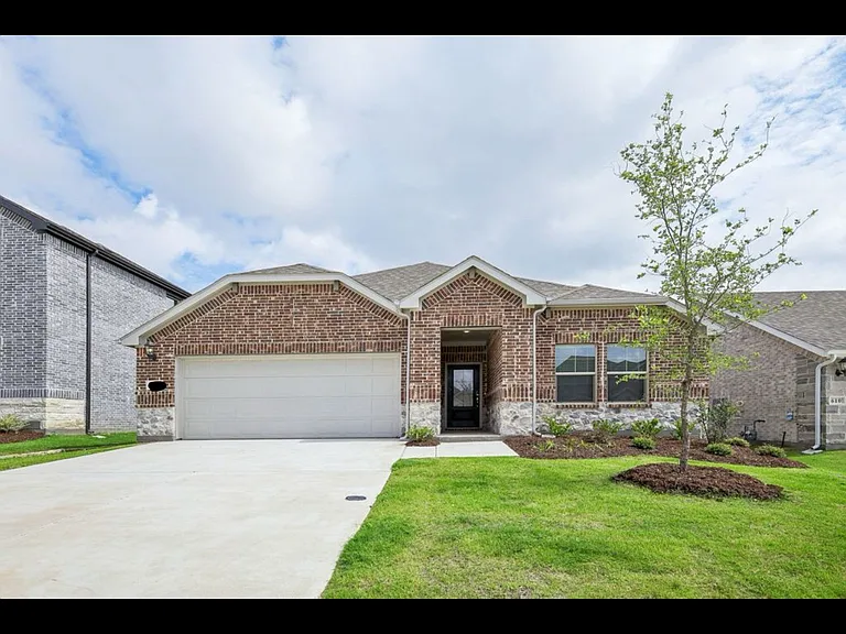 612 Huntley Dr — Photo 1