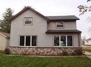 120 Ormsby St, Pewaukee, WI 53072