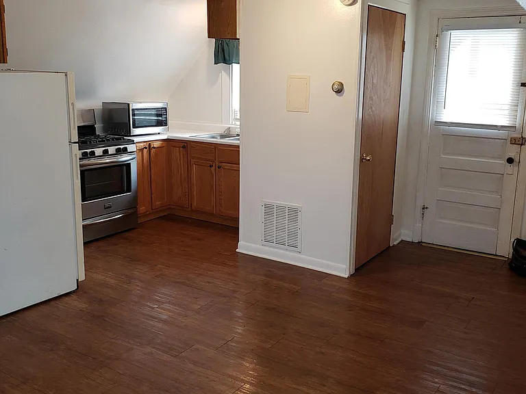 557 4th St #3 — Photo 9