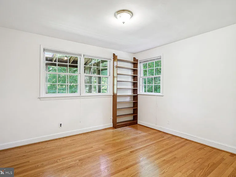 7001 Longwood Dr — Photo 11