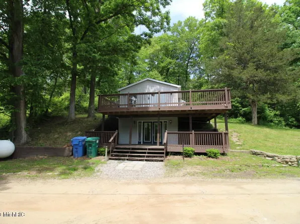 102 Long Lake Dr, Hastings, MI 49058
