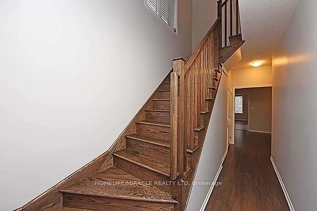 53 Baffin Cres — Photo 3