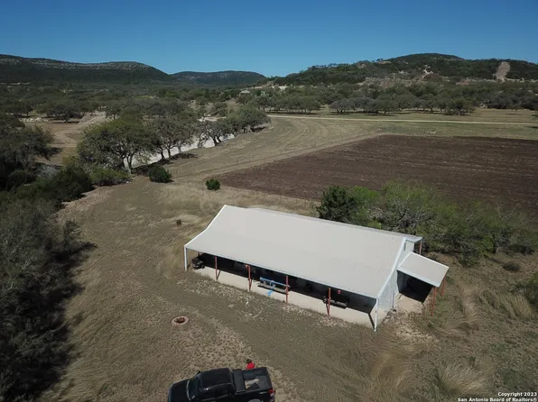 5560 CR 111, Utopia, TX 78884