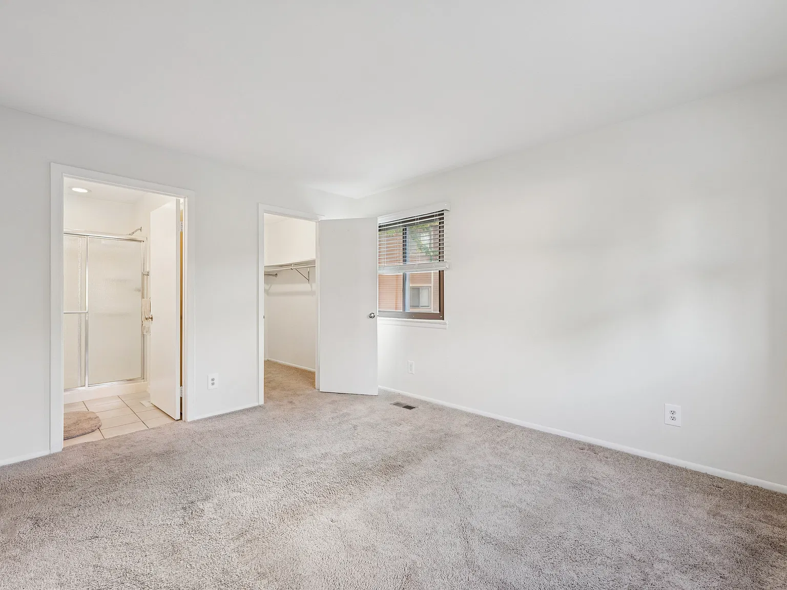2 bed, 940 sqft, $2,200 — Photo 3