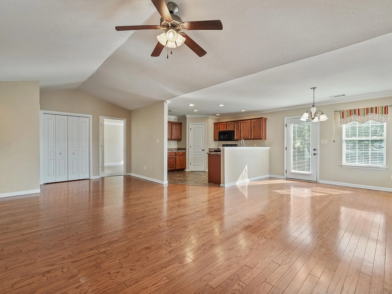 3 bed, 1545 sqft, $2,500 — Photo 4