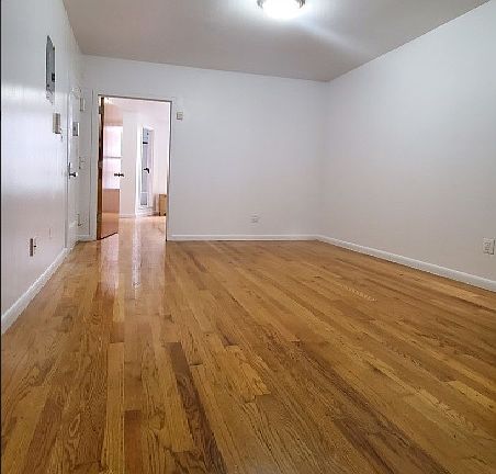 3rd image of 309 E 69th St #5EE