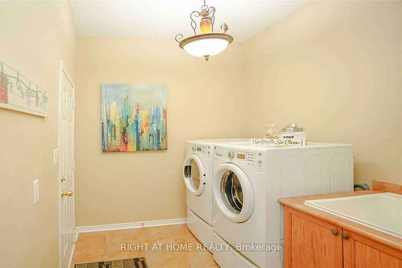 Ajax House for rent - 4 Bedrooms — photo 4