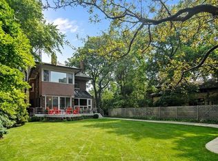 530 W Hawthorne Pl, Chicago, IL 60657