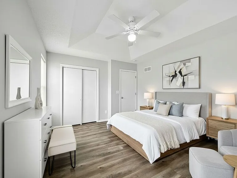 1020 NE Queens Ct — Photo 13