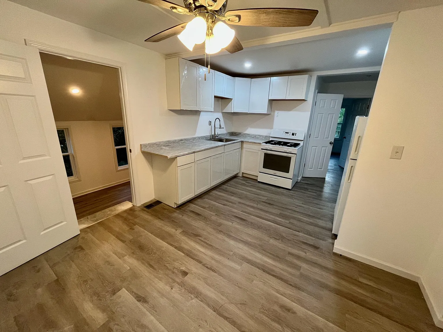 3 bed, 1200 sqft, $1,295 — Photo 3