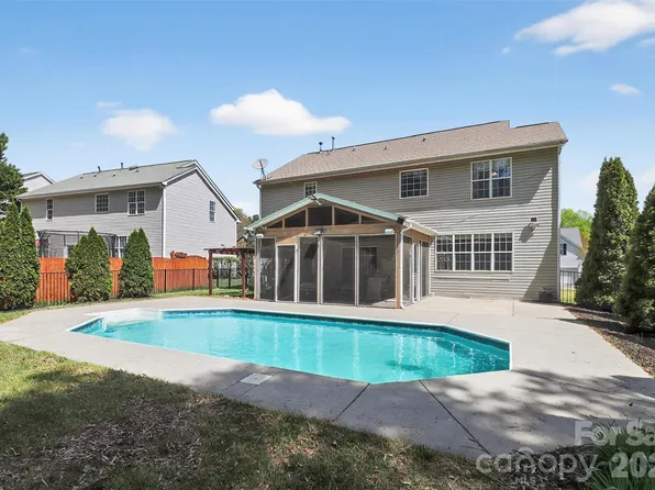 17126 Cambridge Woods Ct, Charlotte, NC 28277