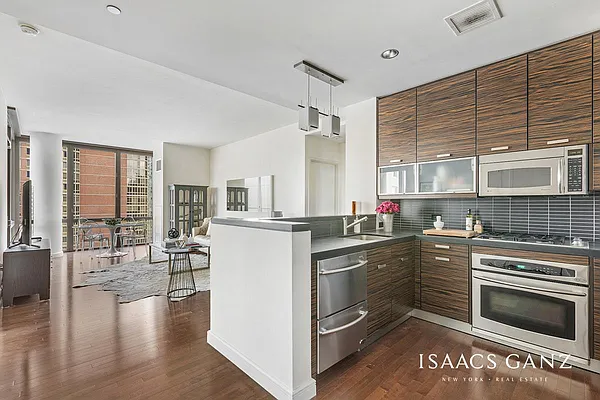 Sold by Isaacs Ganz Real Estate | media 4