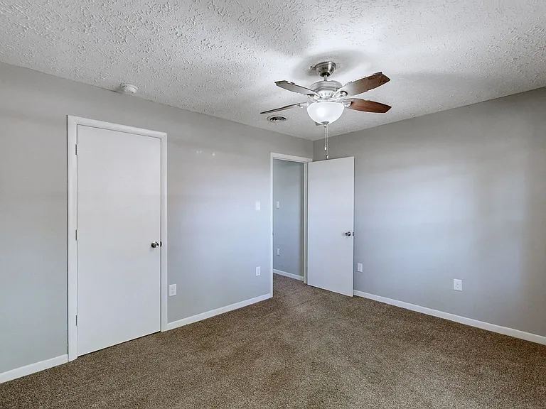 8614 Burleson Ln — Photo 14